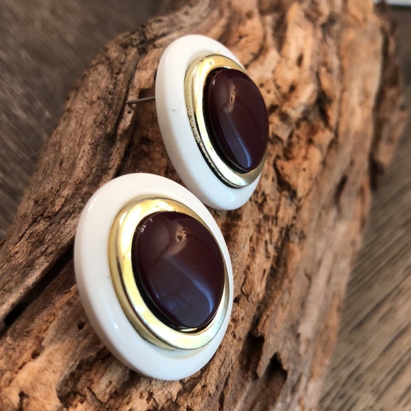 Vintage Oval Button Earrings White Brown Gold - Picture 7 of 9